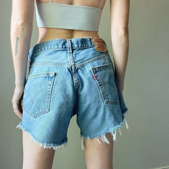 505 Levi's High Waist Distressed Raw Hem Cut Off Shorts - Picture 2 of 5